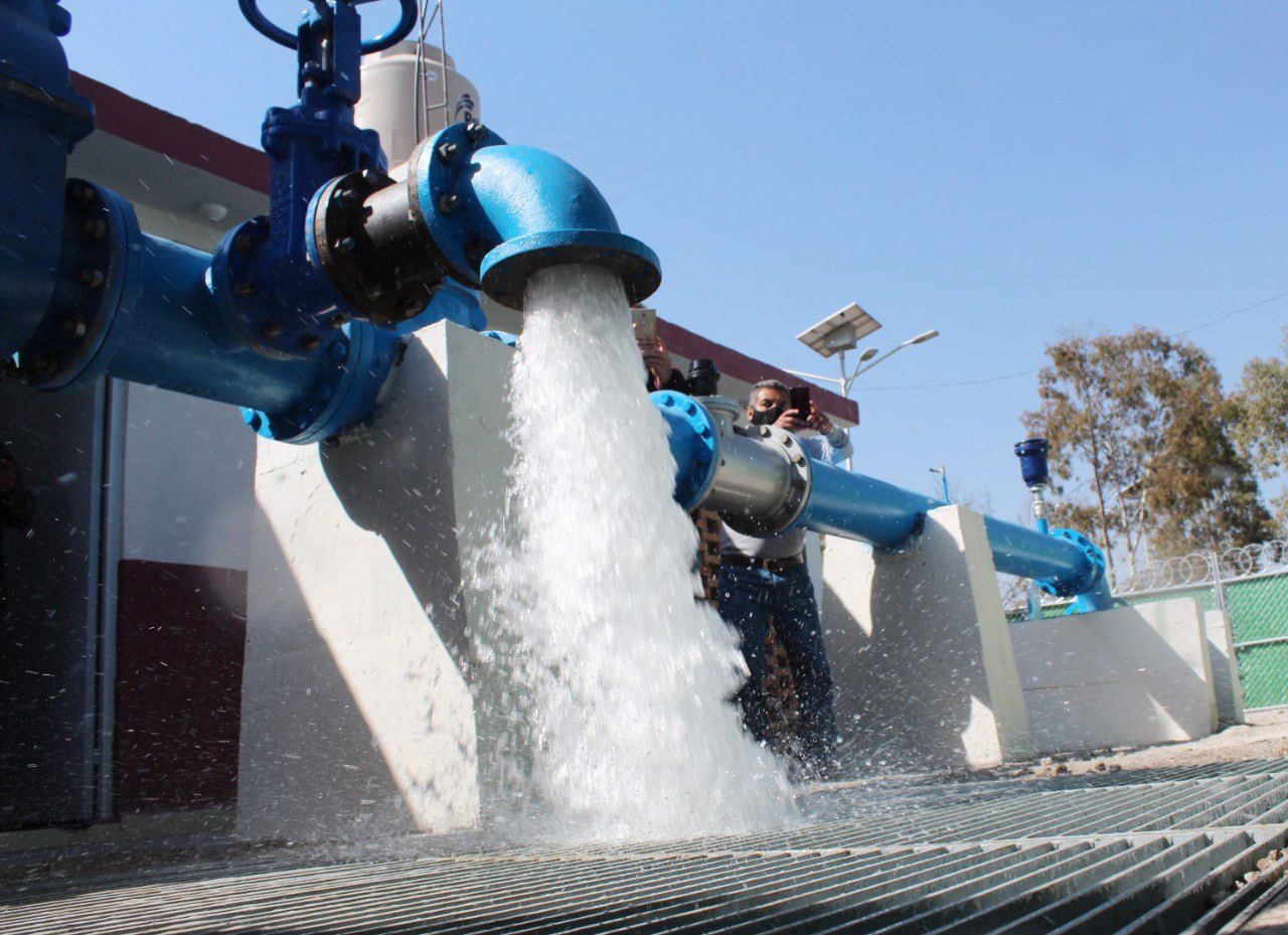 Descarga de agua en pozo terminado
