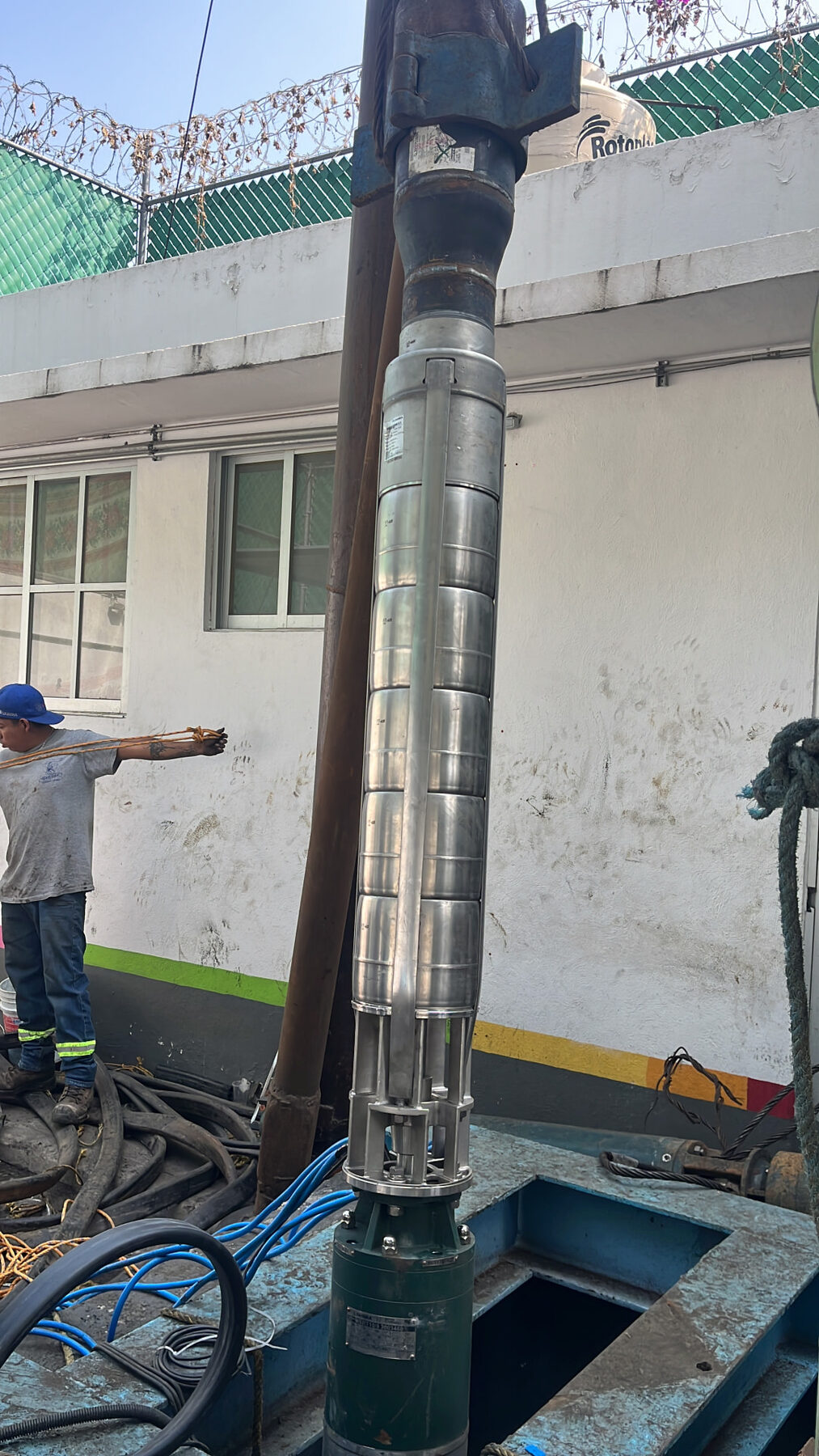 Bomba sumergible para equipamiento de pozo